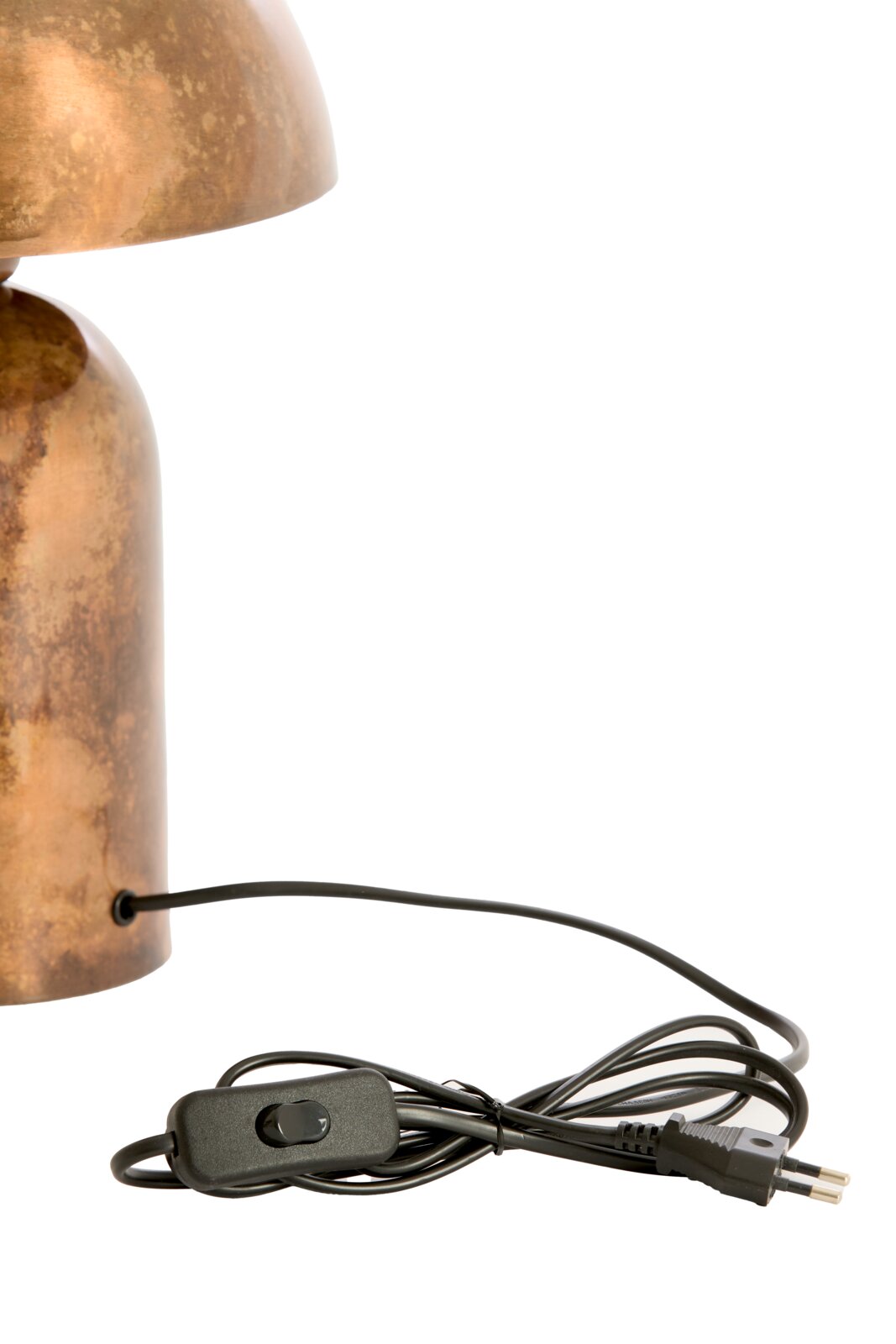 Detailaanzicht van een goudkleurige metalen tafellamp met verweerde afwerking, zwart snoer, snoerschakelaar en Europese stekker, vanaf de zijkant gefotografeerd