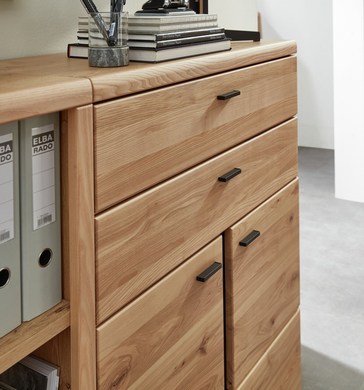 Holz-Kombischrank mit Schubladen und Türen, seitliche Perspektive