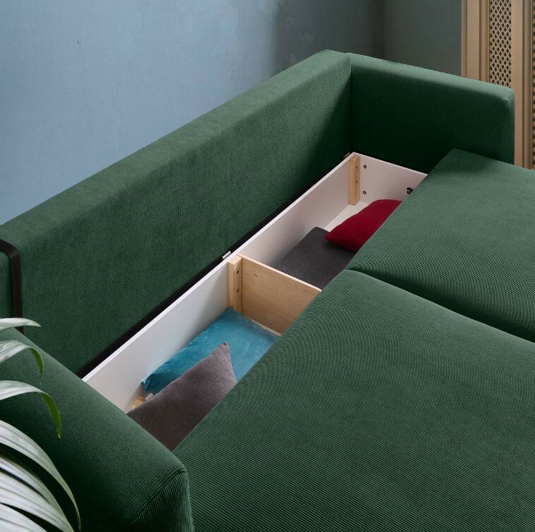 Grünes Funktionssofa mit geöffneter Stauraumfunktion, Ansicht von oben.