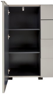 Geöffneter Schrank mit zwei Einlegeböden und dunklem Innenraum, rechts graue Fronten, Ansicht von vorne/leicht seitlich