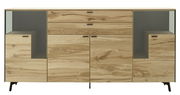 Frontale Ansicht eines modernen Sideboards aus hellem Holz mit zwei Glaseinsätzen und mehreren Schubladen.