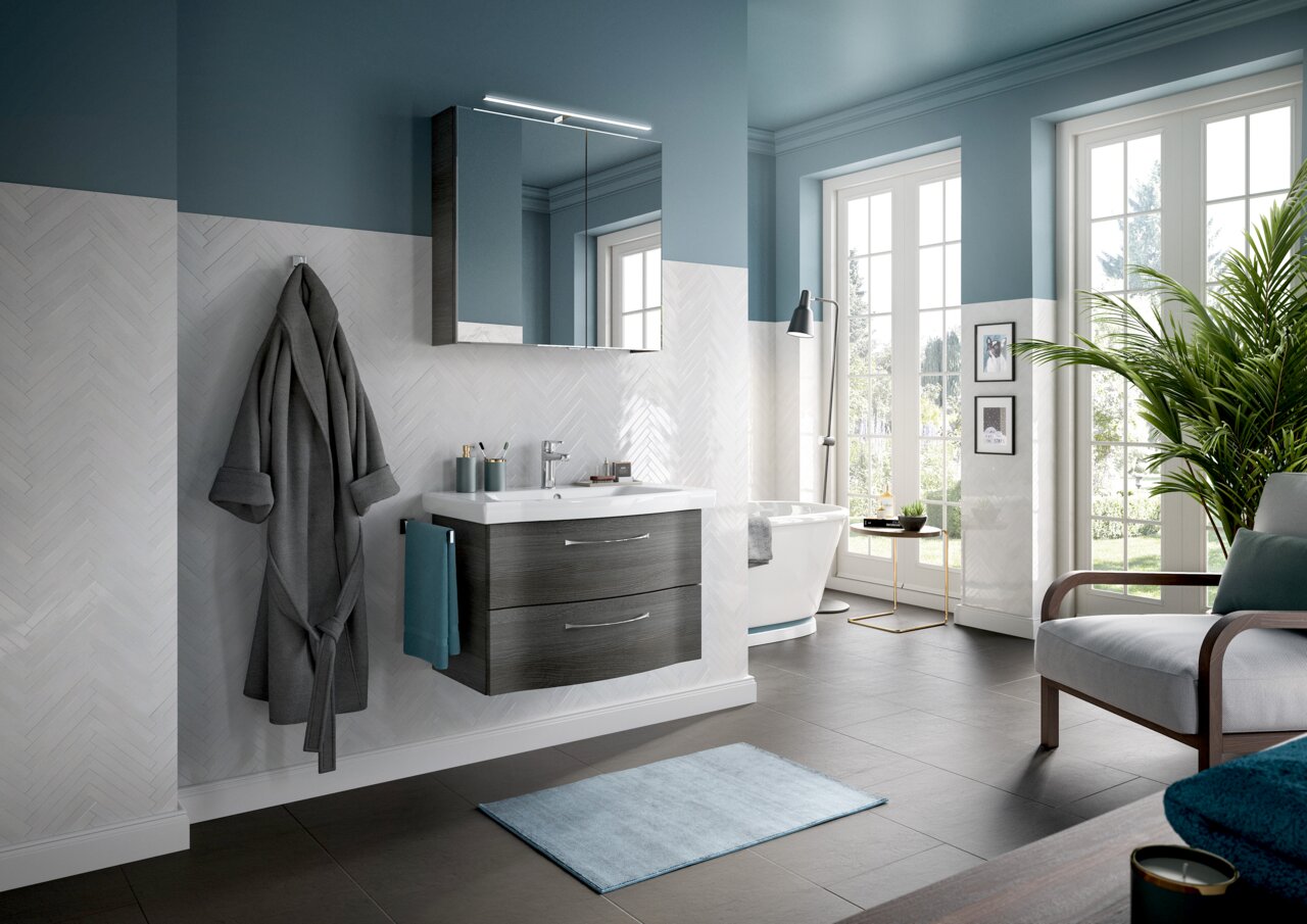Moderner Badblock mit Waschbecken und Spiegel in einem stilvollen Badezimmer, seitliche Perspektive.