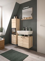 Moderne Badkombination mit Holzoptik, bestehend aus einem Waschbecken mit Unterschrank, einem hohen Hängeschrank und einem Spiegel mit Ablage. Perspektive von schräg vorne.
