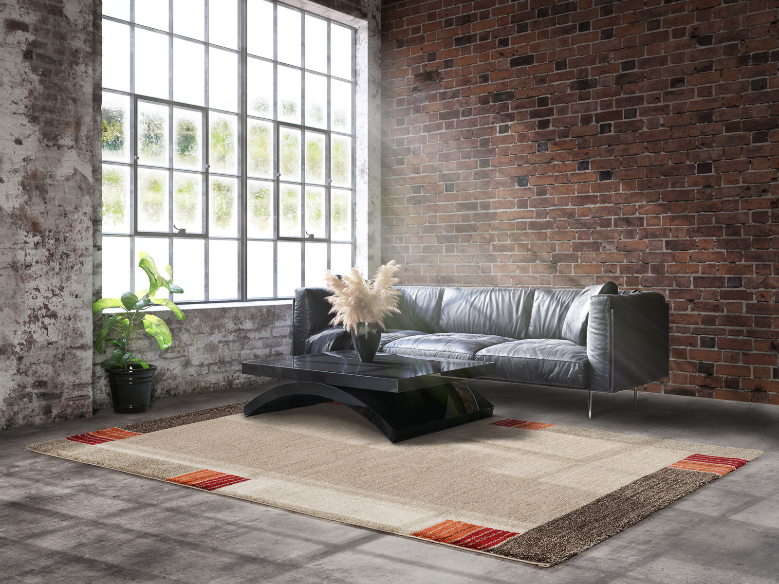 Moderner Wohnzimmerteppich Castle Flora in Beige mit roten und braunen Akzenten, ca. 200x250cm, vor einer Ledercouch und einem Couchtisch in einem industriellen Loft mit Backsteinwand und großen Fenstern.