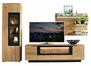 Moderne Wandkombination aus Holz mit Vitrine, TV-Schrank und Regalen, frontal betrachtet.