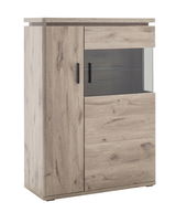 Helles Holz-Highboard mit Glaseinsatz und schwarzen Griffen, seitliche Perspektive
