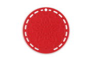 Roter Silikonuntersetzer mit dekorativem Muster, von oben betrachtet.