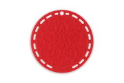 Roter Silikonuntersetzer mit dekorativem Muster, von oben betrachtet.