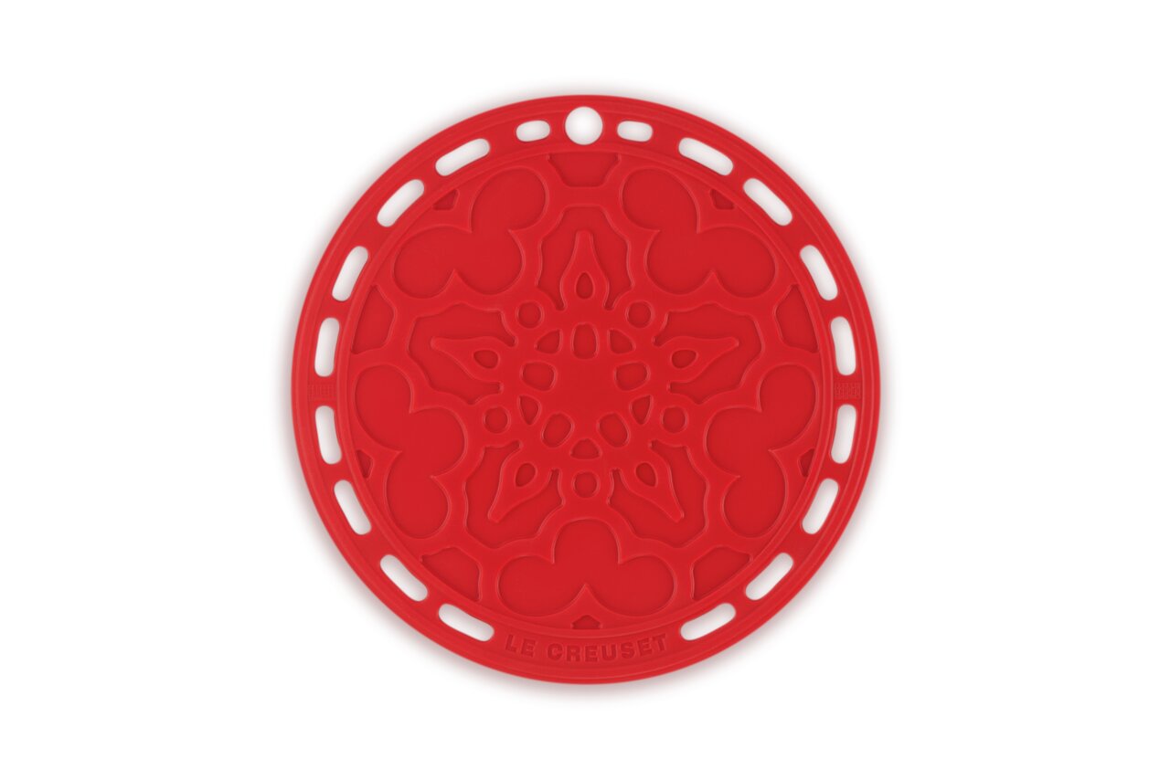 Roter Silikonuntersetzer mit dekorativem Muster, von oben betrachtet.