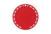 Roter Silikonuntersetzer mit dekorativem Muster, von oben betrachtet.
