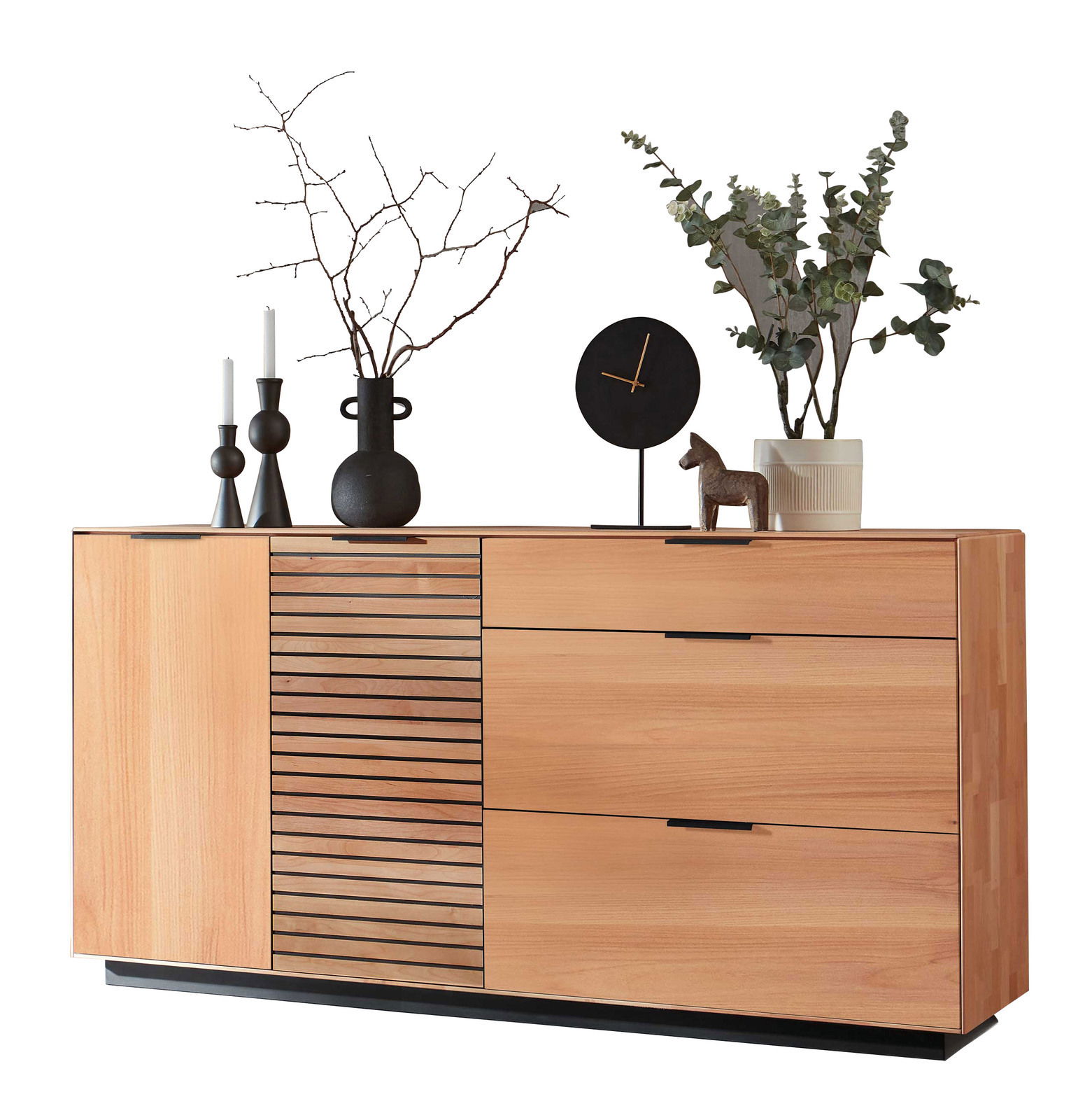 Modernes Sideboard aus Holz mit Schubladen und Türen, dekoriert mit Vasen, Kerzen und einer Uhr, seitliche Perspektive.
