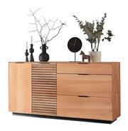 Modernes Sideboard aus Holz mit Schubladen und Türen, dekoriert mit Vasen, Kerzen und einer Uhr, seitliche Perspektive.