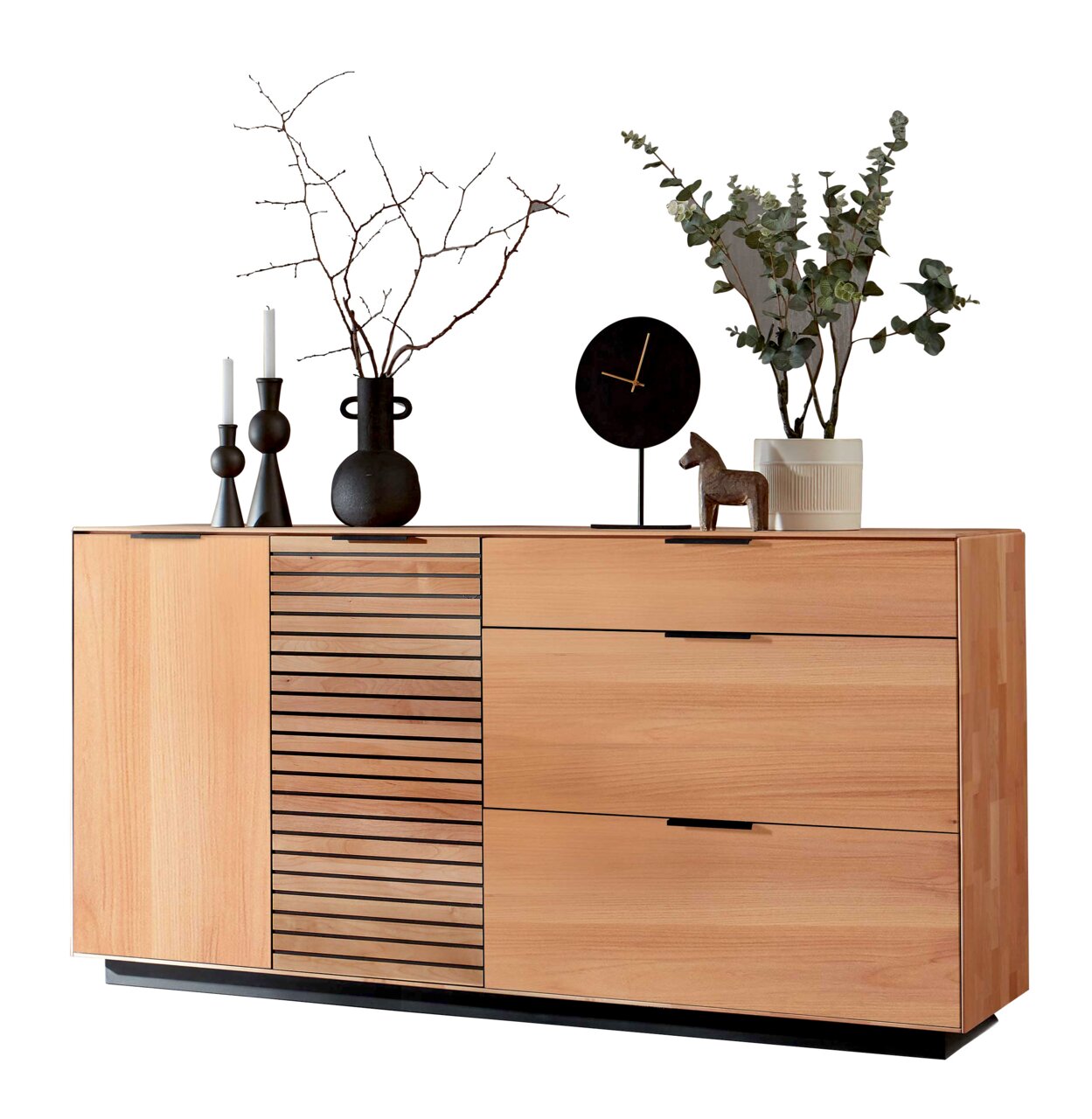 Modern houten dressoir met lades en deuren, versierd met vazen, kaarsen en een klok, gezien vanuit de zijkant.