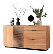 Modern houten dressoir met lades en deuren, versierd met vazen, kaarsen en een klok, gezien vanuit de zijkant.