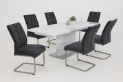Eetkamer met zes moderne klapstoelen in donkergrijs rond een witte tafel, zijaanzicht.