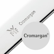 Nahaufnahme eines Besteckteils aus Cromargan Edelstahl mit WMF-Logo und Gravur, seitliche Perspektive.
