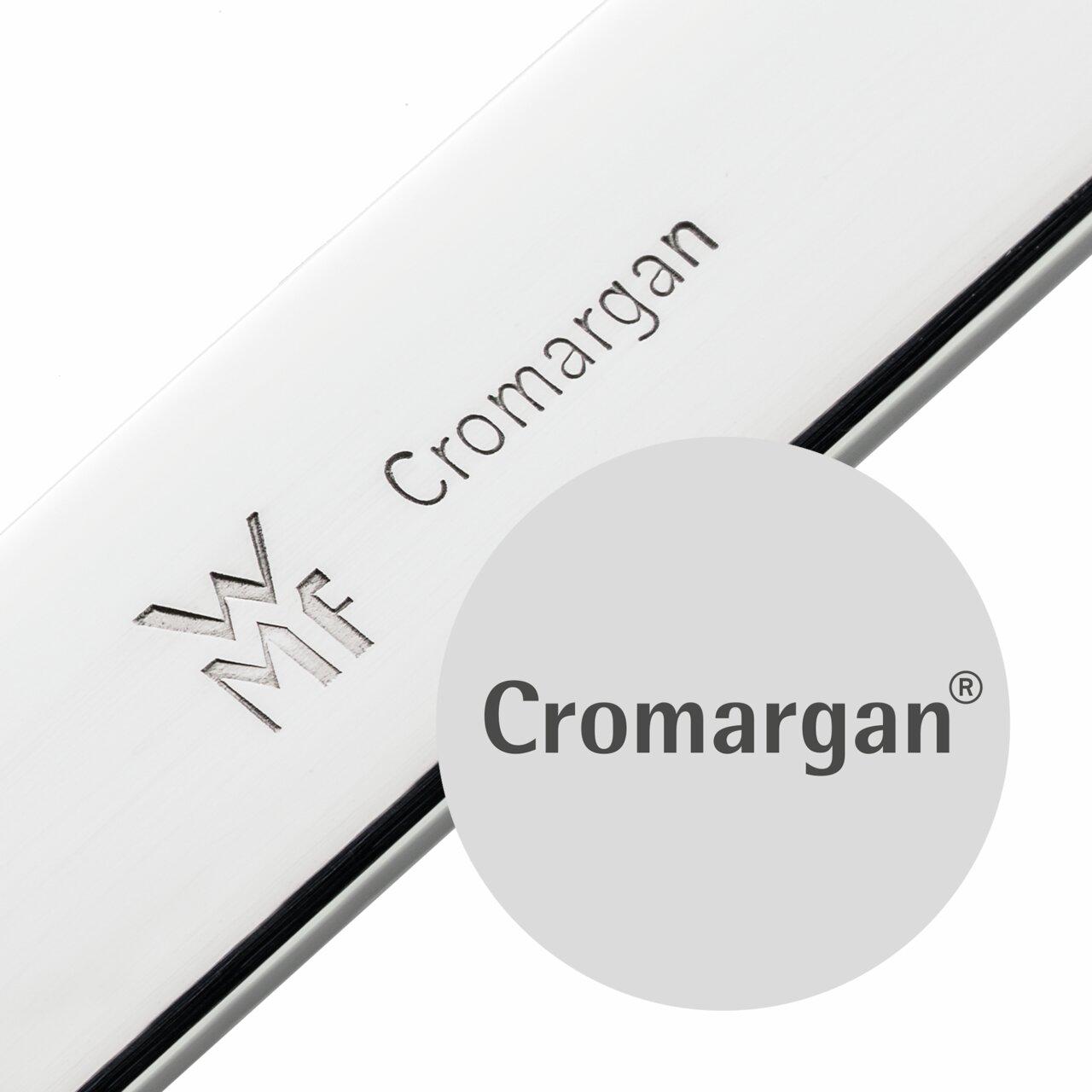 Nahaufnahme eines Besteckteils aus Cromargan Edelstahl mit WMF-Logo und Gravur, seitliche Perspektive.