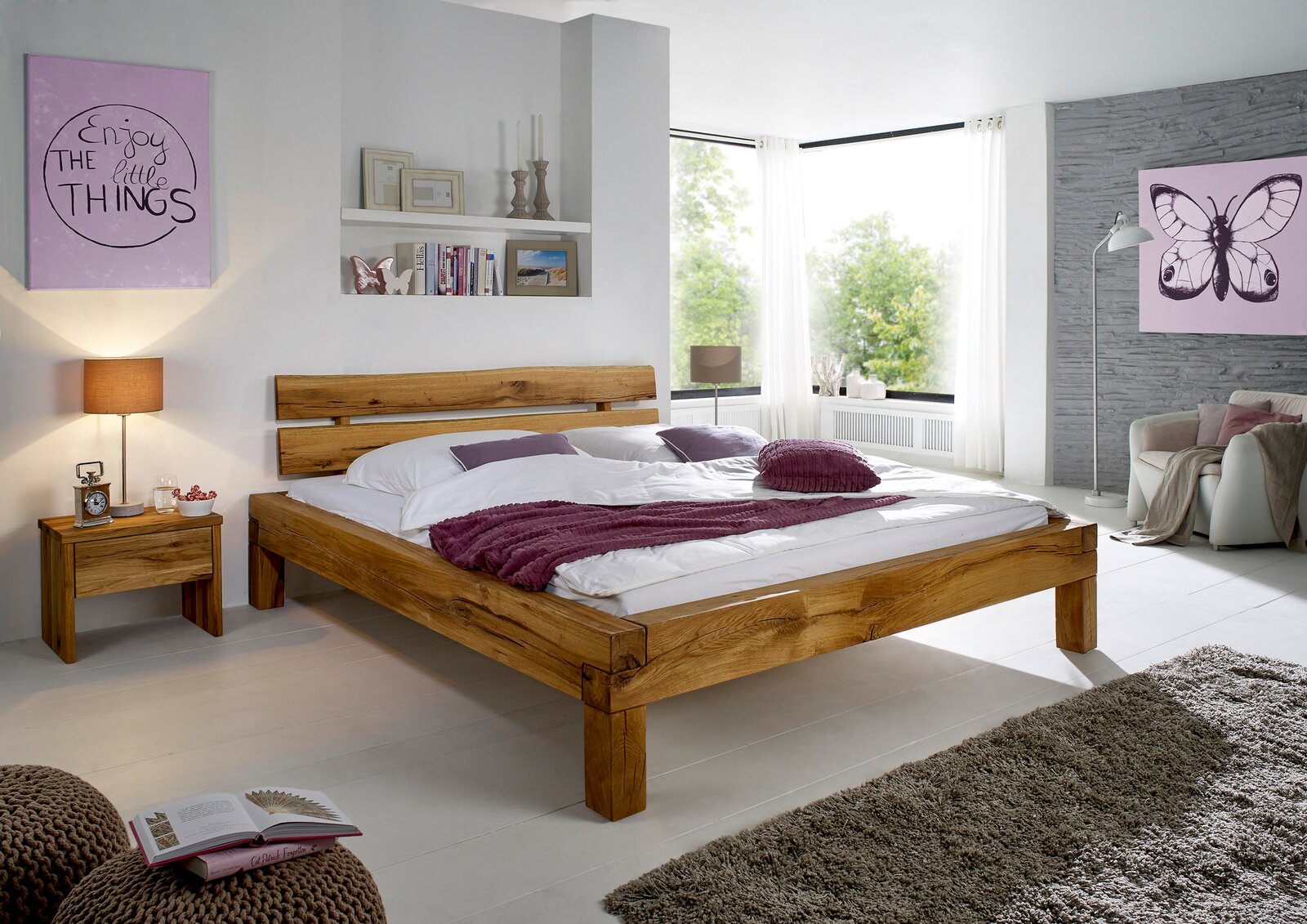 Linea Natura Balkenbett HORST Holzbalkenbett in einem modernen Schlafzimmer, seitliche Perspektive