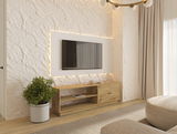 TV-Lowboard aus Holz in einem modernen Wohnzimmer, frontal betrachtet, mit dekorativer Beleuchtung und einem Fernseher an der Wand.