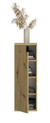 Schmale Garderobenkombination aus Holz mit geöffneter Tür, zeigt gestapelte Kleidung auf Regalböden, dekoriert mit einer Vase und getrockneten Pflanzen oben, seitliche Perspektive.