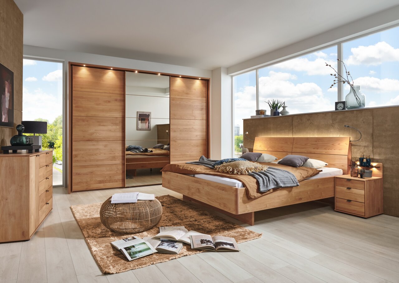 Linea Natura Hangende kast met 3 deuren CARDIFF Moderne hangdeurkast met drie deuren in een stijlvolle slaapkamer, gefotografeerd vanuit het perspectief rechtsvoor.