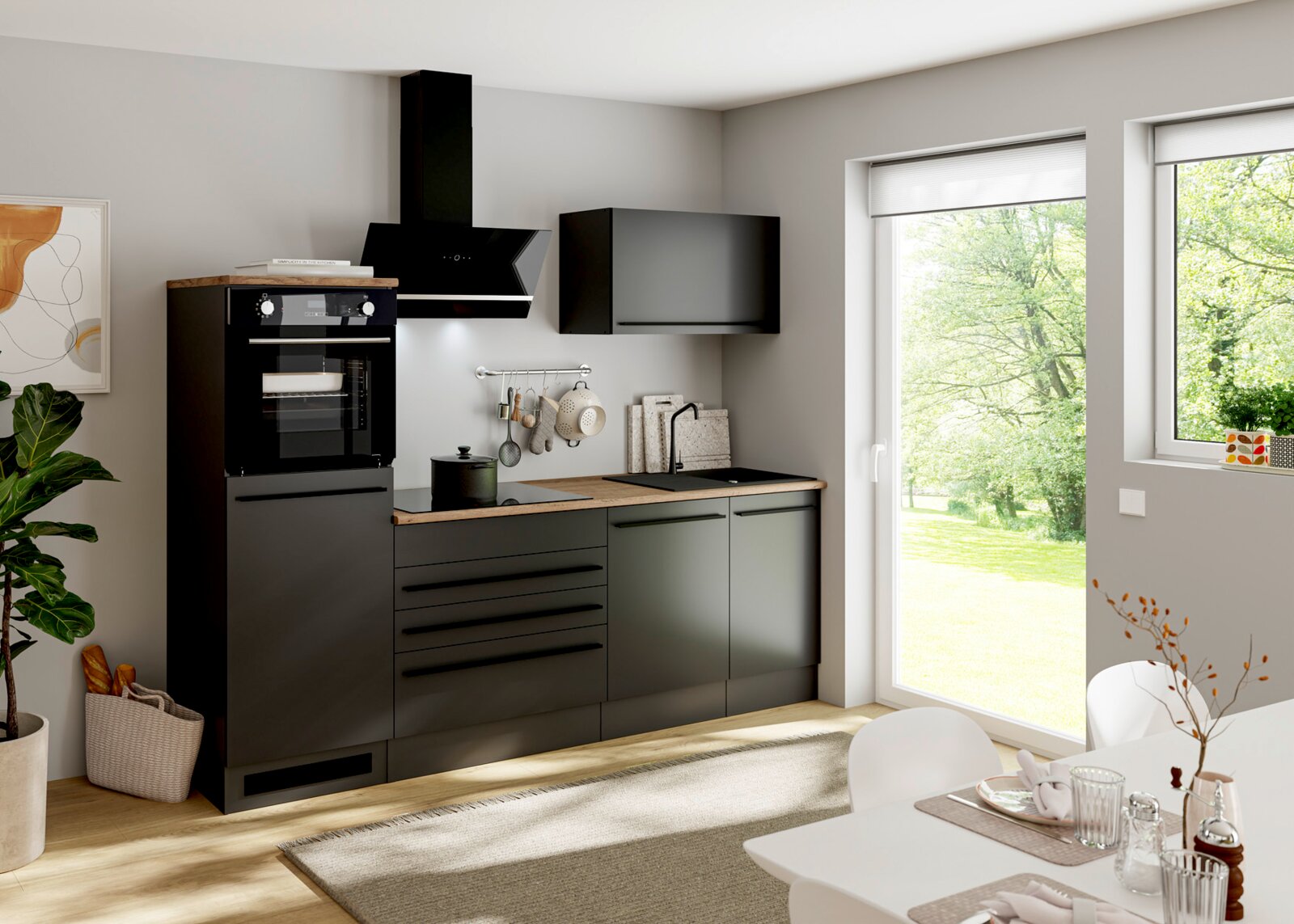 Moderne compacte keuken met matzwarte kasten, houtlook werkblad, ingebouwde oven en afzuigkap, spoelbak en hangkast, gefotografeerd vanuit een schuine frontale hoek in een lichte ruimte met grote ramen.