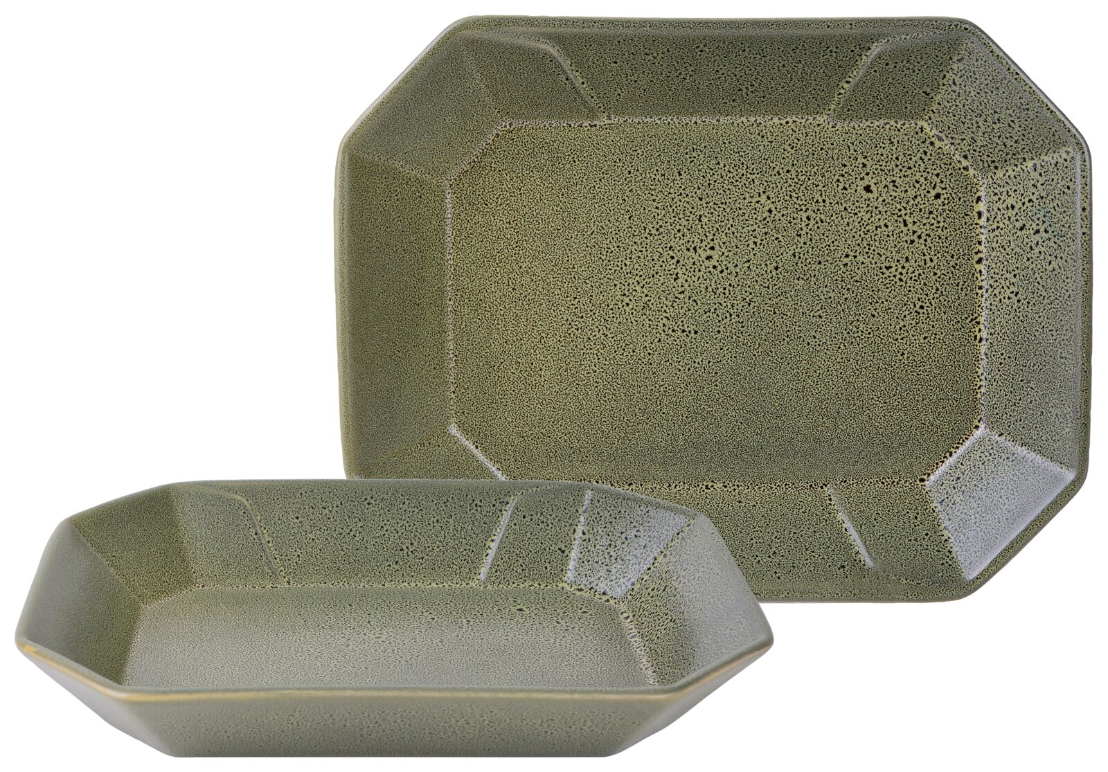 Creatable Box 2-tlg STREET FOOD Zwei rechteckige, facettierte Servierplatten aus gesprenkelter Keramik in Olivgrün, eine vorne in schräger Seitenansicht und eine hinten in Frontalansicht vor weißem Hintergrund