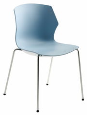 Moderner blauer Stapelstuhl mit Metallbeinen, seitliche Perspektive