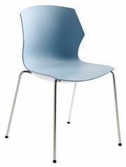 Moderner blauer Stapelstuhl mit Metallbeinen, seitliche Perspektive