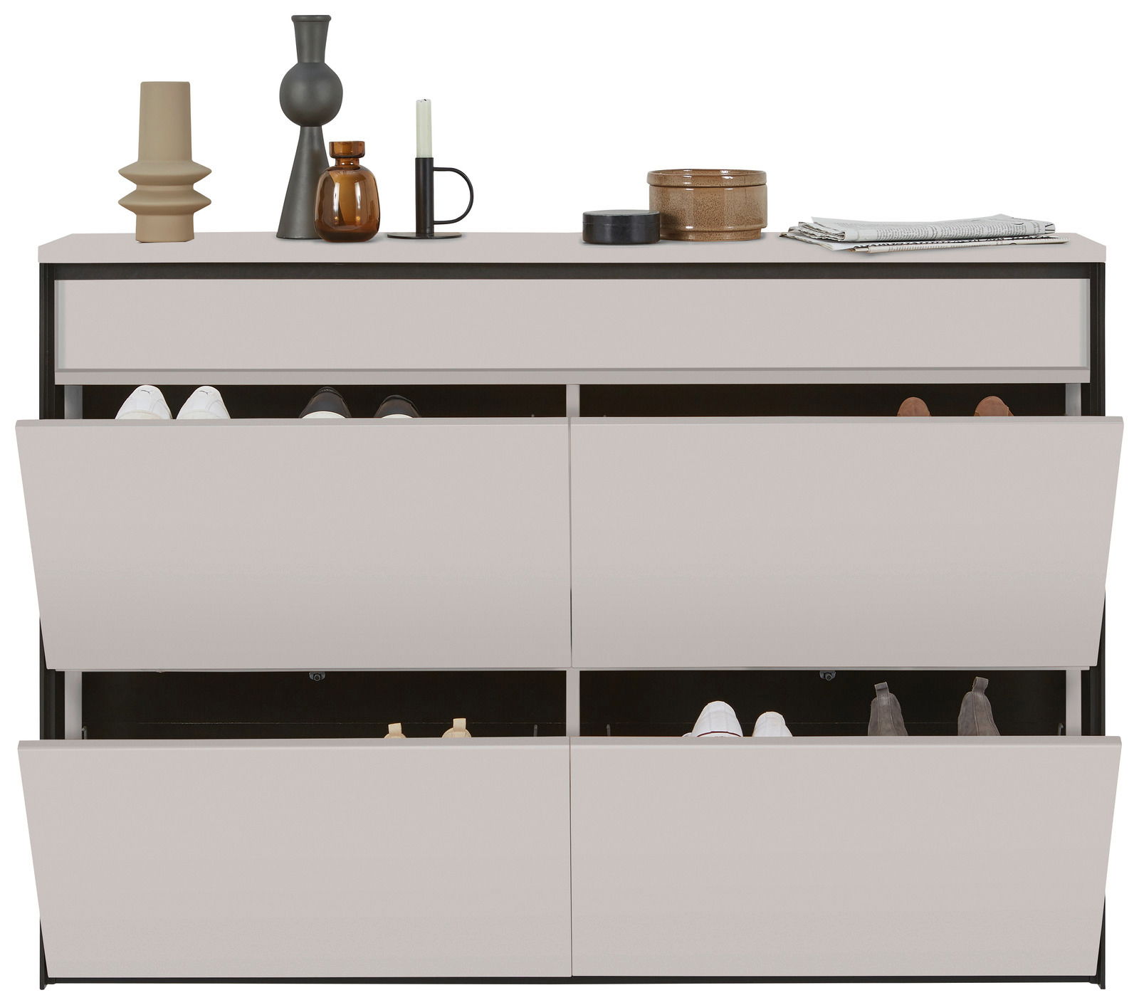 Moderner Hängeschuhschrank mit mehreren offenen Klappen, gefüllt mit Schuhen, und dekorativen Objekten auf der Oberseite, frontal betrachtet.