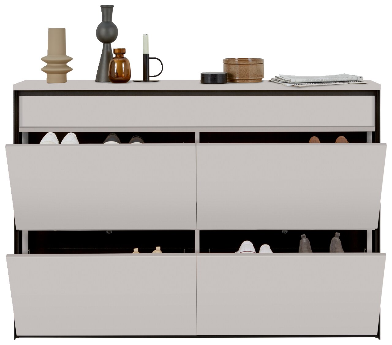 Moderner Hängeschuhschrank mit mehreren offenen Klappen, gefüllt mit Schuhen, und dekorativen Objekten auf der Oberseite, frontal betrachtet.