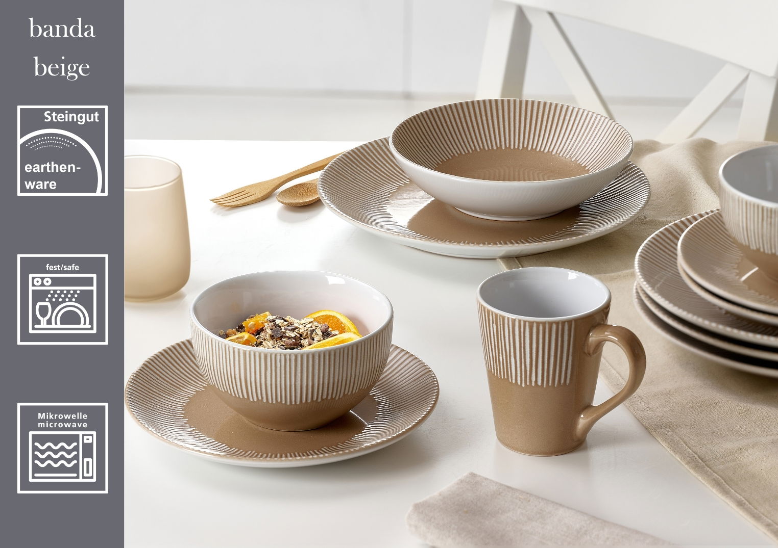 Tellerset 18-tlg. in Beige aus Steingut, bestehend aus Schüsseln, Tellern und Tassen, auf einem Tisch arrangiert, seitliche Perspektive