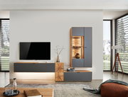 Moderne Wandkombination in einem Wohnzimmer mit grauen und holzfarbenen Elementen, bestehend aus einem TV-Schrank und einem Hängeschrank mit beleuchteten Regalen. Perspektive: Frontalansicht.