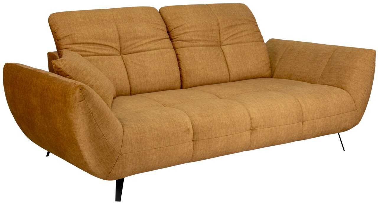Z2 Sofa 2,5-Sitzer SALVATORE Modernes 2-Sitzer-Sofa in warmem Ocker mit Stoffbezug, gepolsterten Armlehnen, gesteppter Sitz- und Rückenfläche und schwarzen Metallfüßen, in schräger Frontansicht von links freigestellt
