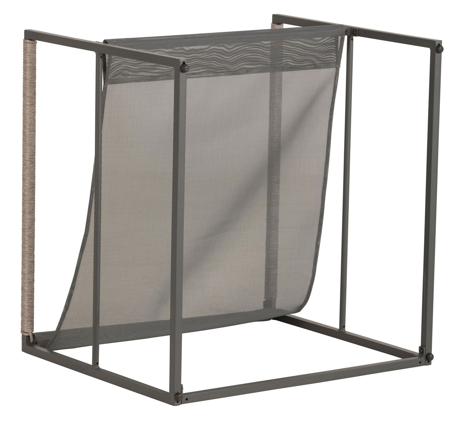 Moderner Lounge-Sessel mit Metallrahmen und Netzbespannung, seitliche Perspektive