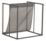 Moderner Lounge-Sessel mit Metallrahmen und Netzbespannung, seitliche Perspektive