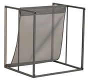 Moderner Lounge-Sessel mit Metallrahmen und Netzbespannung, seitliche Perspektive