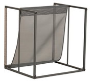 Moderner Lounge-Sessel mit Metallrahmen und Netzbespannung, seitliche Perspektive