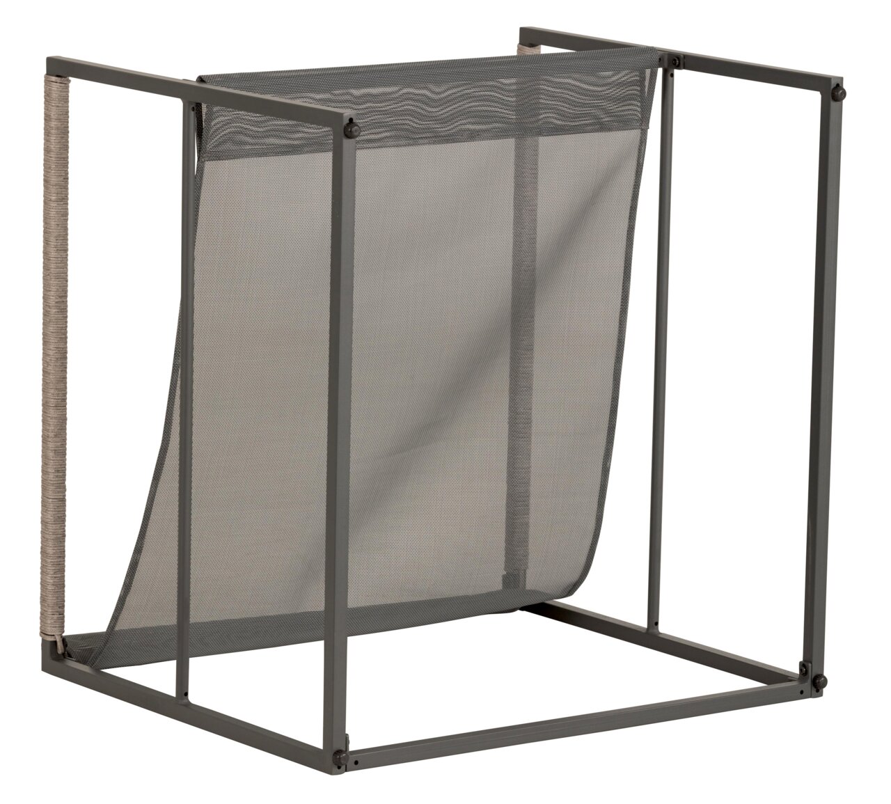 Moderner Lounge-Sessel mit Metallrahmen und Netzbespannung, seitliche Perspektive
