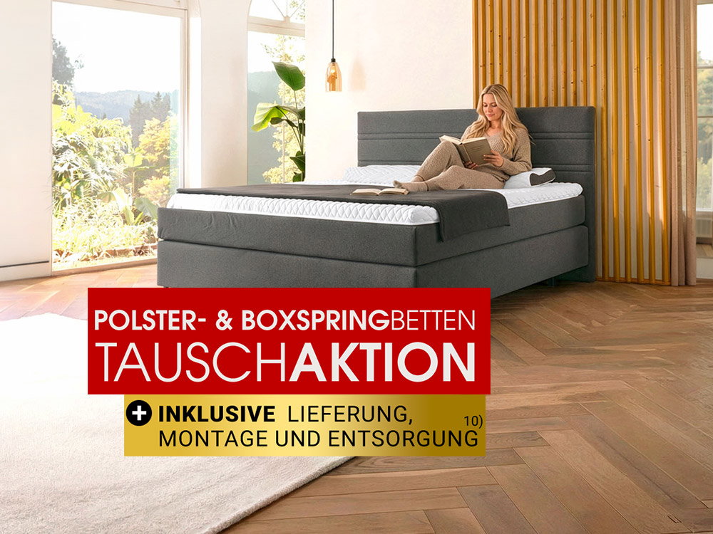 Frau liest auf Boxspringbett im hellen Schlafzimmer, Aktion für Polster- und Boxspringbetten mit Service
