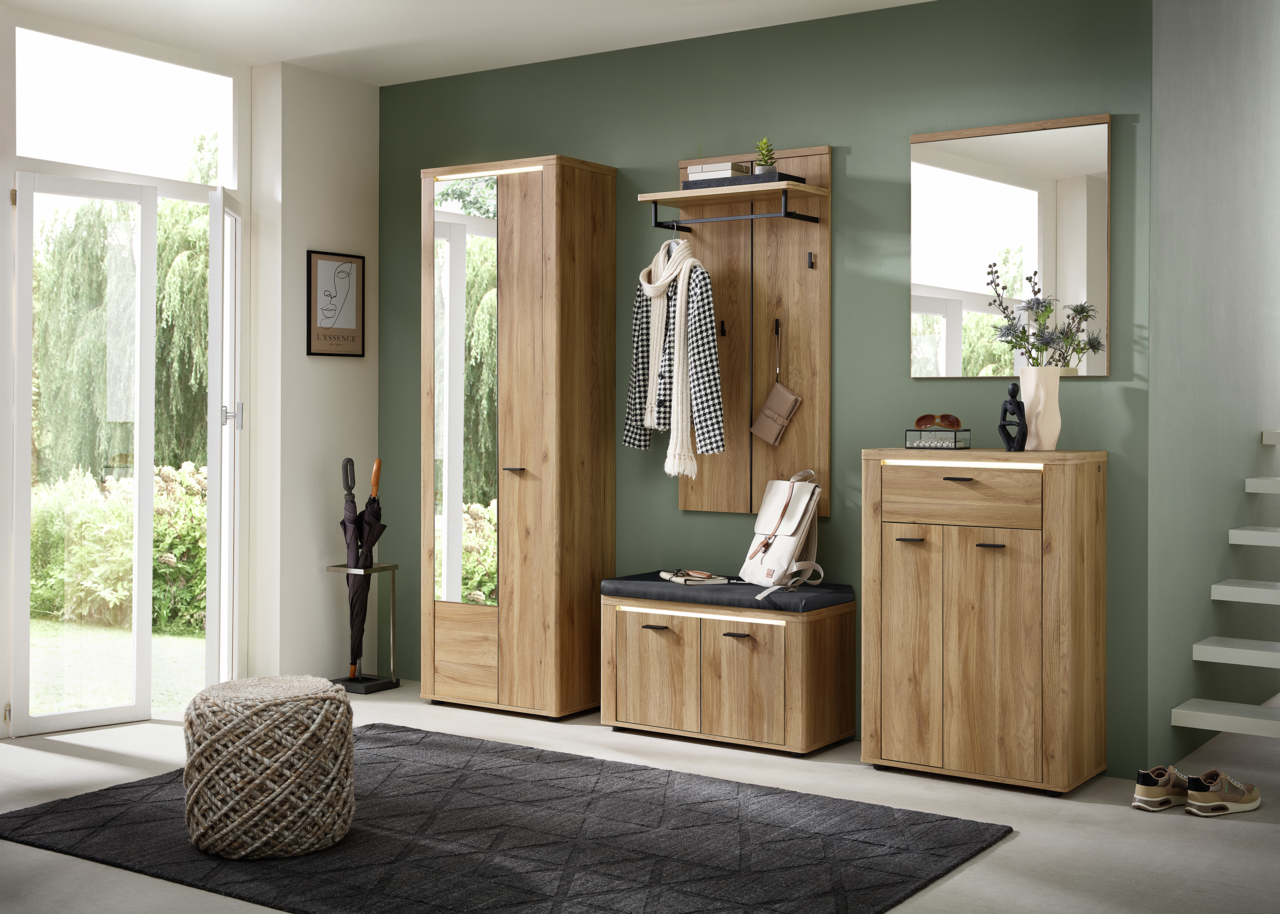 Moderne Garderobeneinrichtung in Holzoptik mit Garderobenschrank, Schuhschrank, Garderobenbank, Garderobenpaneel und Spiegel, seitliche Perspektive.