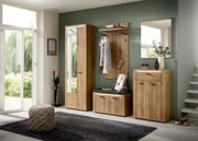 Moderne Garderobeneinrichtung in Holzoptik mit Garderobenschrank, Schuhschrank, Garderobenbank, Garderobenpaneel und Spiegel, seitliche Perspektive.
