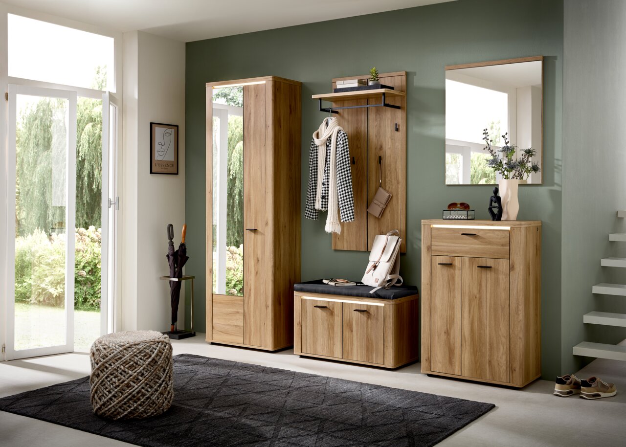 Moderne Garderobeneinrichtung in Holzoptik mit Garderobenschrank, Schuhschrank, Garderobenbank, Garderobenpaneel und Spiegel, seitliche Perspektive.