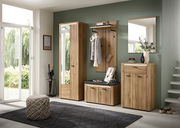 Moderne Garderobeneinrichtung in Holzoptik mit Garderobenschrank, Schuhschrank, Garderobenbank, Garderobenpaneel und Spiegel, seitliche Perspektive.