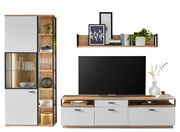 Moderne Wandkombination mit weißem und holzfarbenem Design, bestehend aus einem hohen Schrank mit Glaselementen, einem TV-Board und einem Wandregal, frontal betrachtet.