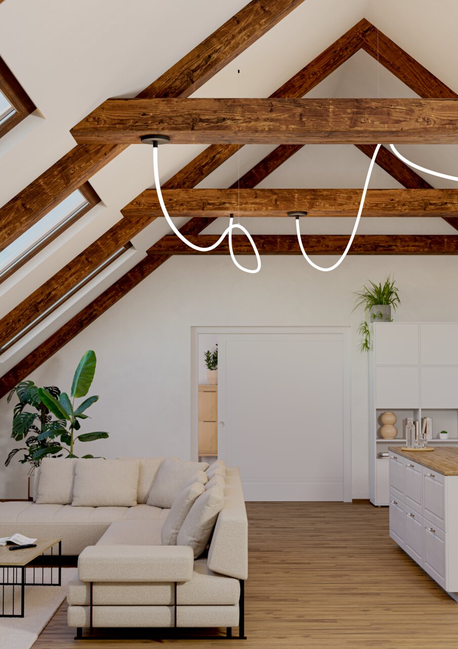 Een moderne installatie met led-lichtslingers in een stijlvolle woonkamer met houten balkenplafond, gezien vanuit een laag standpunt.