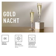 Zwei elegante Champagnergläser mit goldenen Verzierungen, eines auf einem weißen Sockel, seitliche Perspektive.