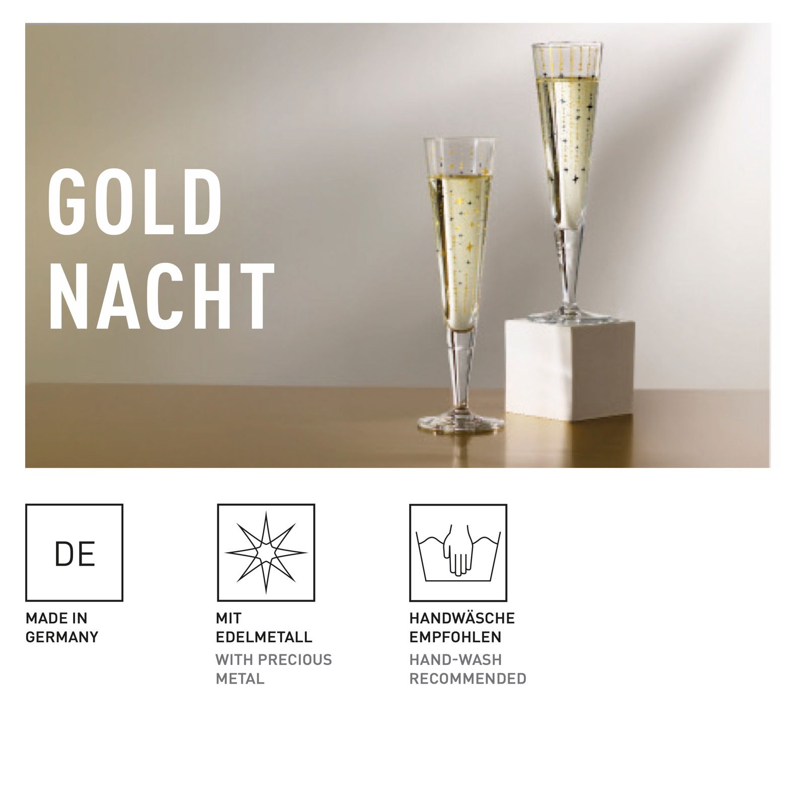 Zwei elegante Champagnergläser mit goldenen Verzierungen, eines auf einem weißen Sockel, seitliche Perspektive.