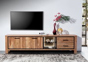 Frontale Ansicht eines Lowboards aus Holz mit zwei Türen, zwei Schubladen und einem offenen Fach mit Beleuchtung, dekoriert mit einer Vase, einem Globus und Zeitschriften.