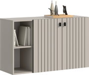 Modernes Sideboard in Hellgrau mit gerillten Schranktüren und schwarzen Griffen, links offenes Regal mit Büchern; Perspektive: frontale Ansicht leicht von links/oben vor weißem Hintergrund
